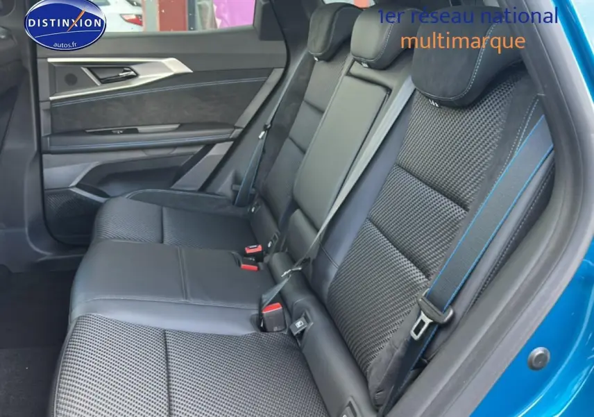 Vue côté droit sur la banquette arrière noire avec surpiqûres bleues du Renault Austral bleu esprit alpine.