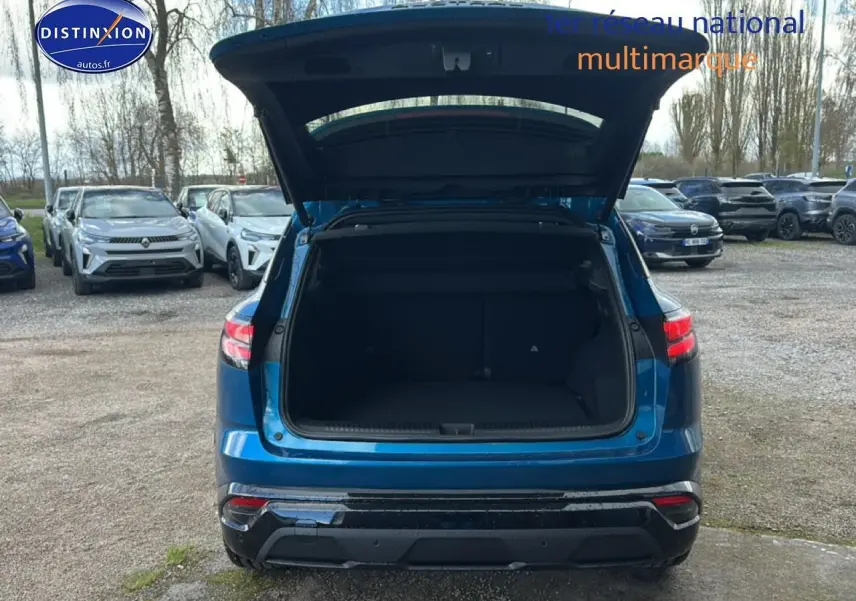 Vue arrière du Renault Austral bleu 2026 avec coffre ouvert et feux arrière LED visibles.