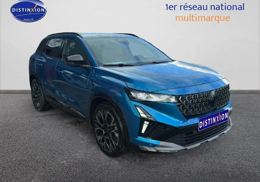 Vue 3/4 avant gauche du Renault Austral bleu avec calandre noire et jantes alliage noires.