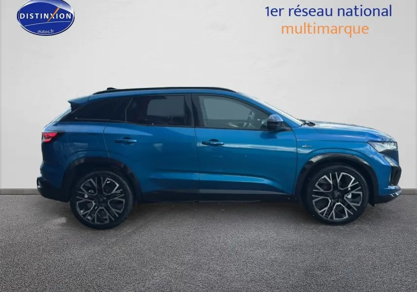 Profil côté gauche du Renault Austral bleu 2026 avec jantes alliage 20 pouces et toit noir.