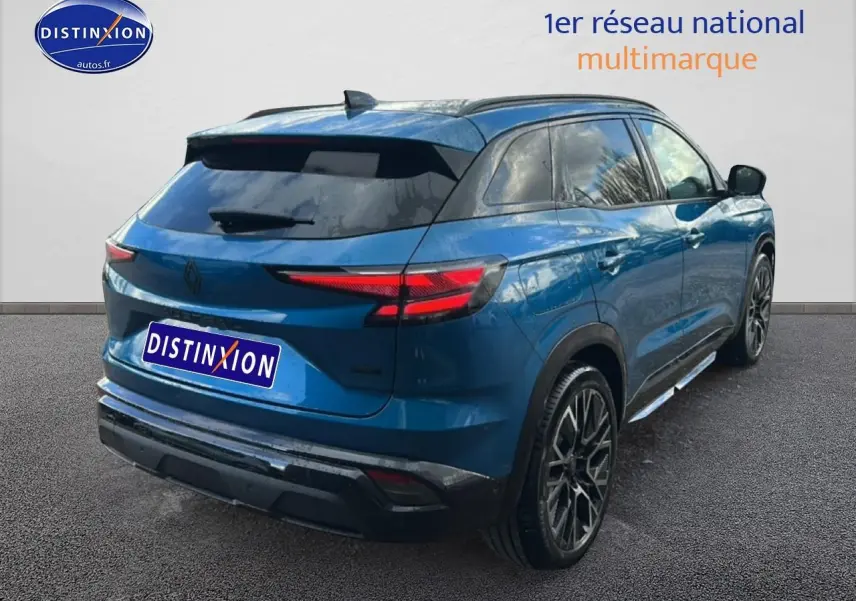 Vue 3/4 arrière droite du Renault Austral bleu avec jantes alliage et feux arrière LED distinctifs.