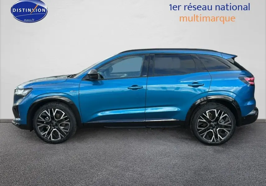 Profil gauche du Renault Austral bleu 2026 esprit alpine avec jantes alliage et barres de toit visibles.