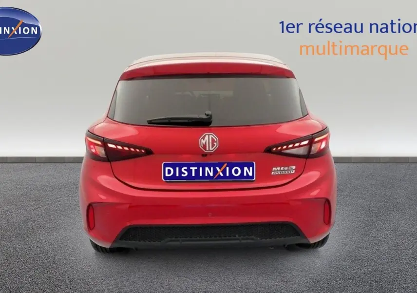 Vue arrière d'une MG3 1.5 Hybrid+ Diamond Red avec feux LED et logo MG bien visibles sur fond neutre.