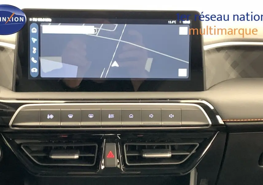 Vue intérieure centrée sur la console centrale du MG3 1.5 Hybrid+ 195 Luxury avec écran tactile et boutons de commande.