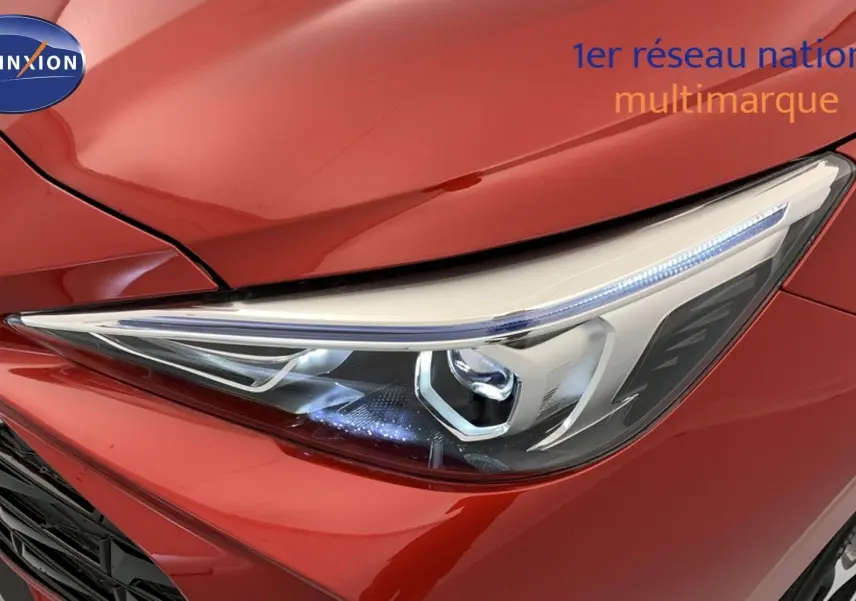 Gros plan sur le phare avant droit d’une MG3 1.5 Hybrid+ 195 Luxury rouge Diamond, mettant en valeur la finition moderne.