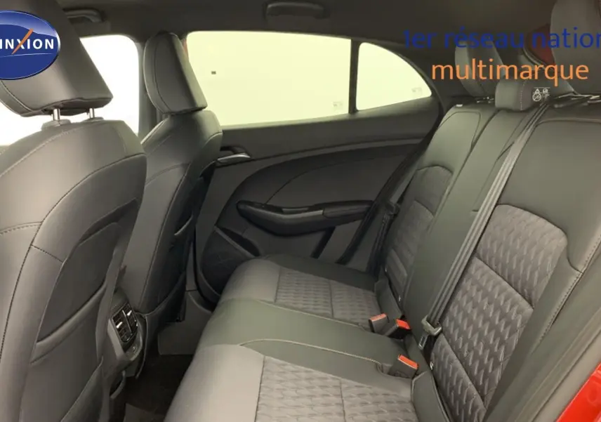 Vue intérieure arrière côté gauche du MG3 1.5 Hybrid+ 195 Luxury rouge, sièges noirs avec surpiqûres contrastées.