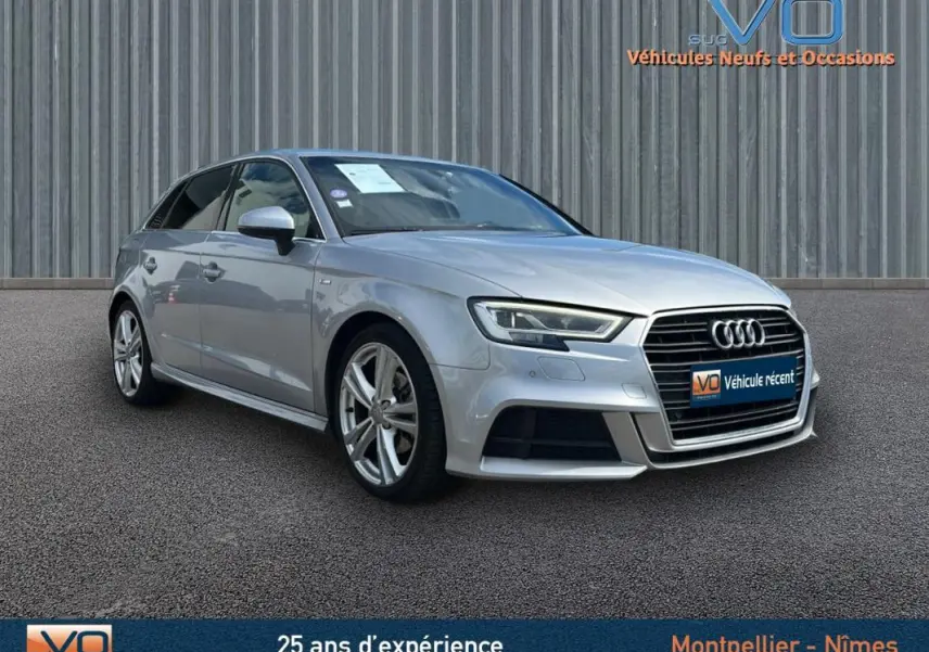 Audi A3 Sportback gris clair vue 3/4 avant droit avec phares LED et jantes alliage S line