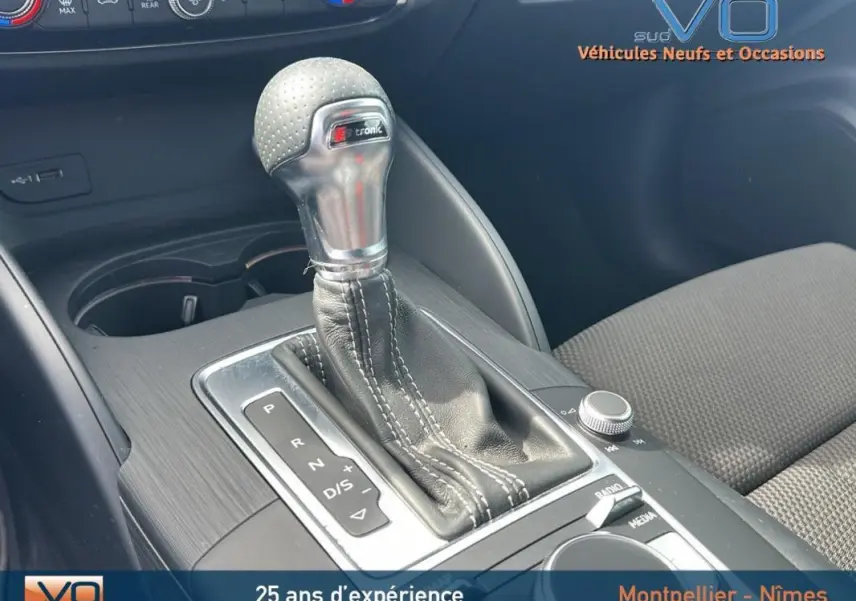 Le levier de vitesse S tronic de l'Audi A3 Sportback 1.5 TFSI gris clair, vue rapprochée de la console centrale.