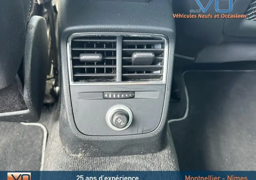 Gros plan sur la prise 12V et les aérateurs arrière du coffre d'une Audi A3 Sportback gris clair 2018.