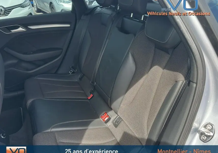 Vue côté droit de la banquette arrière en tissu et cuir de l'Audi A3 Sportback gris clair 2018 avec ceinture et appuie-tête visibles.