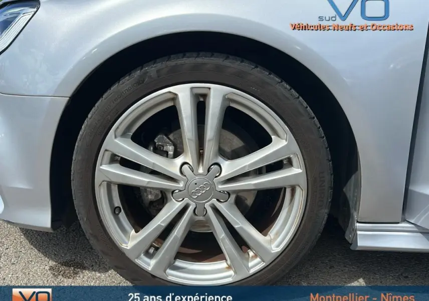 Gros plan sur la roue avant gauche gris clair d'une Audi A3 Sportback S line 2018 avec jante alliage à 10 branches.