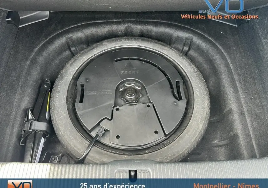 Roue de secours et cric dans le coffre de l'Audi A3 Sportback gris clair 2018, vue intérieure du coffre.