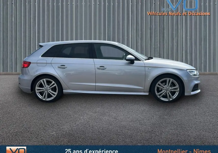 Profil latéral droit d'une Audi A3 Sportback gris clair de 2018 avec jantes alliage et finition S line sportive.
