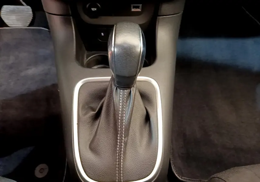 Le levier de vitesses automatique en cuir noir de la Citroën C3 PureTech 110, vu de dessus au centre console.