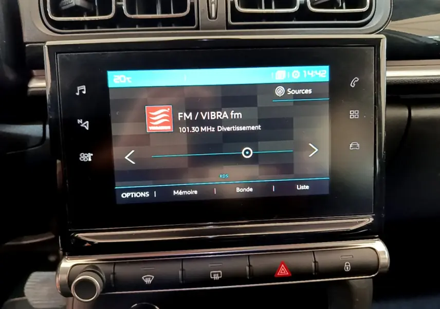 Écran tactile central allumé affichant la radio FM dans l'habitacle du Citroën C3 gris clair de 2019.