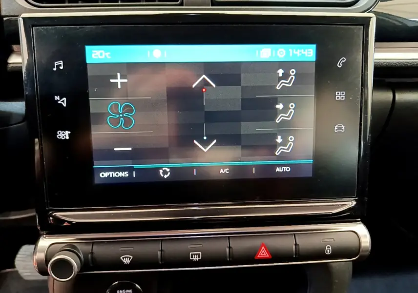 Écran tactile central de la Citroën C3 gris clair 2019 affichant les réglages de climatisation automatique.