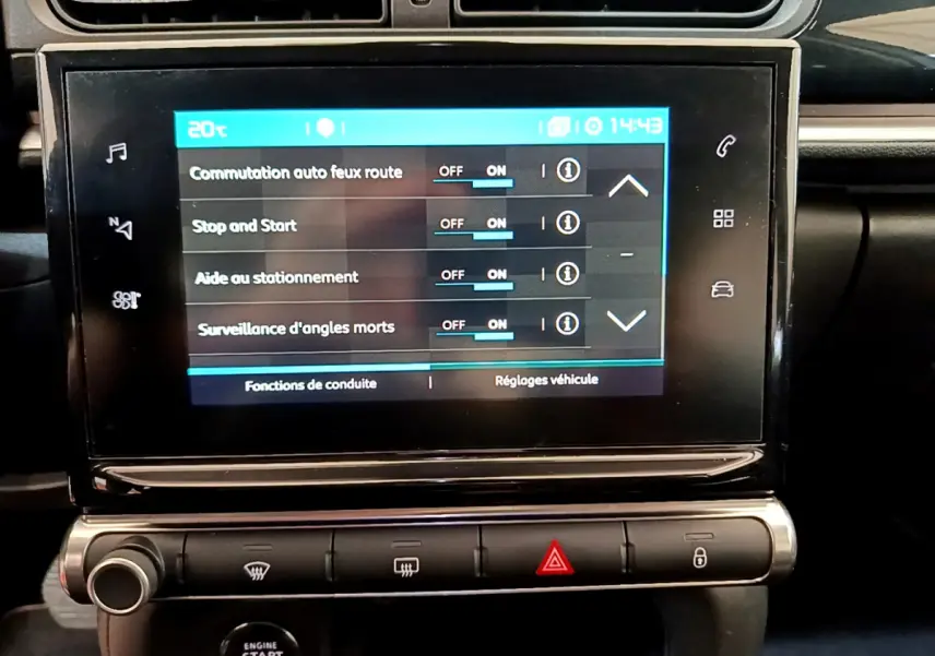 Écran tactile central affichant les réglages de conduite dans l'habitacle noir d'une Citroën C3 gris clair de 2019.