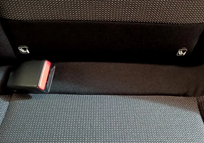 Détail de la banquette arrière noire avec ceinture de sécurité et fixation Isofix sur Citroën C3 gris clair 2019