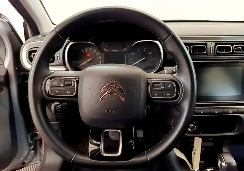 Volant cuir noir de Citroën C3 2019 vu de face, avec tableau de bord et écran tactile central éteint.