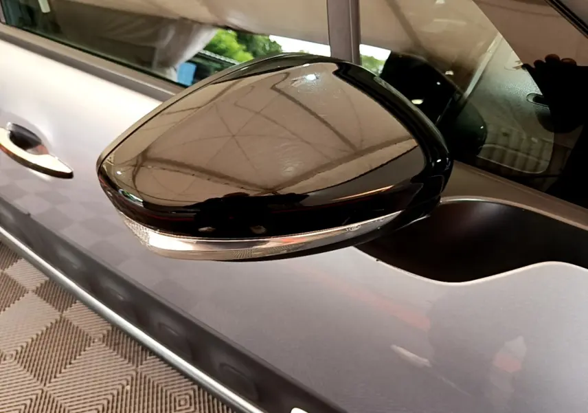 Rétroviseur noir brillant côté gauche sur porte gris clair d'une Citroën C3 PureTech 110 Shine Business 2019.