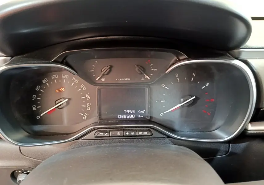 Tableau de bord de Citroën C3 2019, affichage numérique central et compteurs analogiques vitesse et régime moteur vus de face.