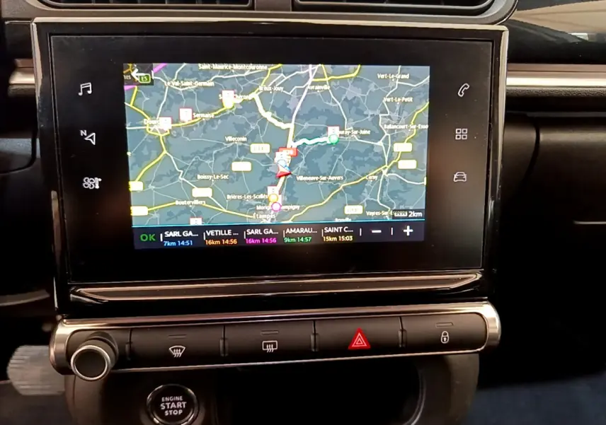 Écran tactile de navigation 7 pouces affichant une carte, au centre du tableau de bord d'une Citroën C3 gris clair de 2019.
