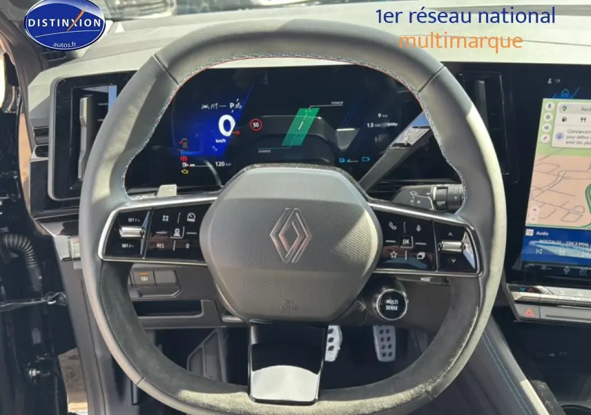 Vue rapprochée du volant Alcantara avec surpiqûres bleues et tableau de bord numérique du Renault Austral noir esprit Alpine.