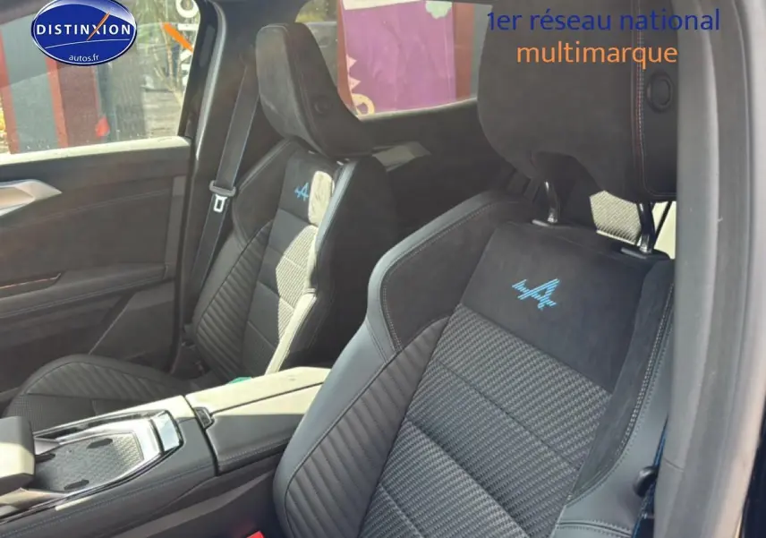 Vue intérieure côté droit sur les sièges avant noirs en Alcantara avec surpiqûres bleues et logo Alpine brodé.