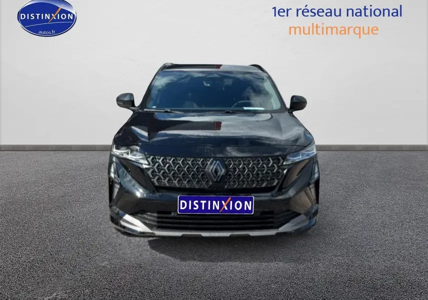 Vue de face du Renault Austral noir avec calandre distinctive et phares LED fins sur fond neutre.