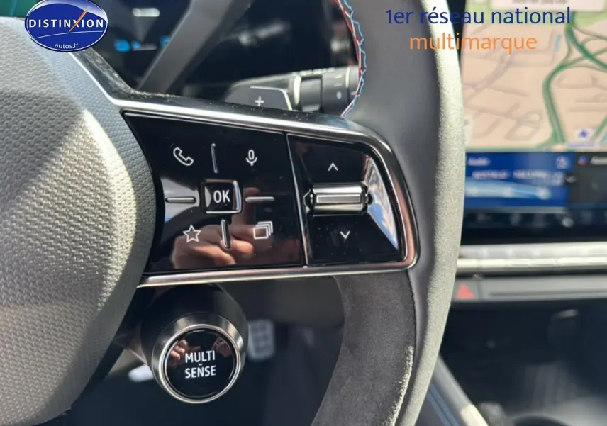 Gros plan sur le volant noir avec surpiqûres bleues et commandes multifonctions du Renault Austral 2026 esprit alpine.