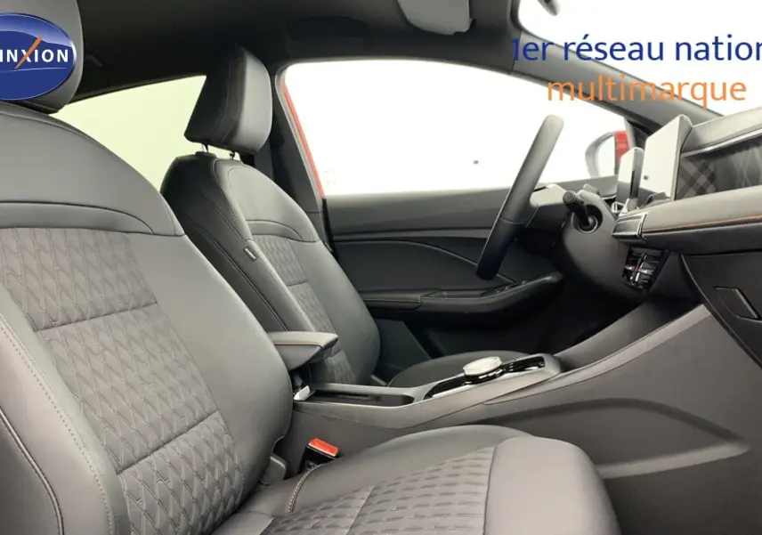 Vue intérieure côté droit du poste de conduite du MG3 2026 en Diamond Red, sièges noirs en similicuir et tissu avec surpiqûres.