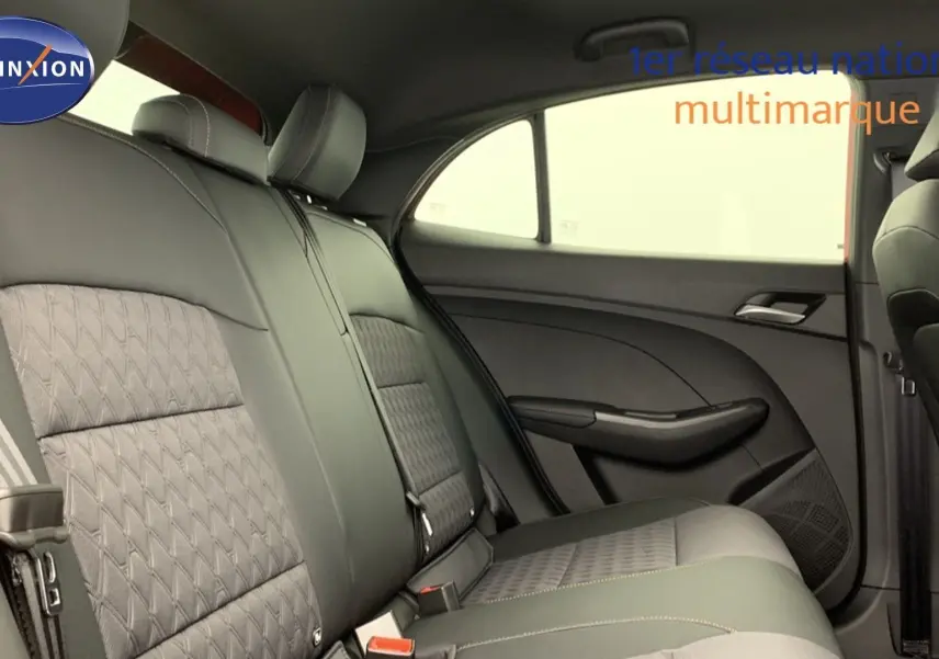 Vue intérieure arrière côté droit du MG3 1.5 L Hybrid+ 195 ch Luxury avec sièges noirs en similicuir et tissu.