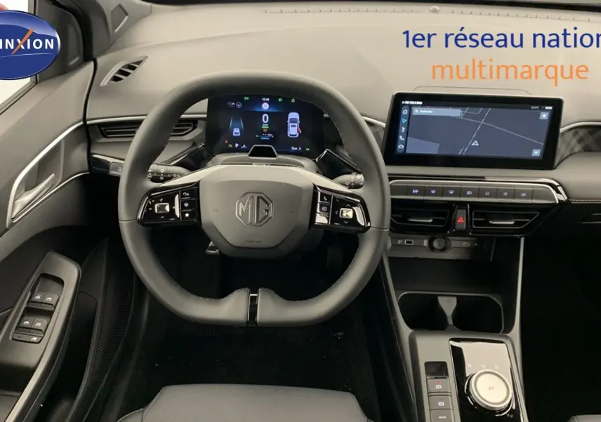 Vue intérieure centrée sur le volant et tableau de bord noir du MG3 1.5 L Hybrid+ avec écran tactile et compteur numérique.