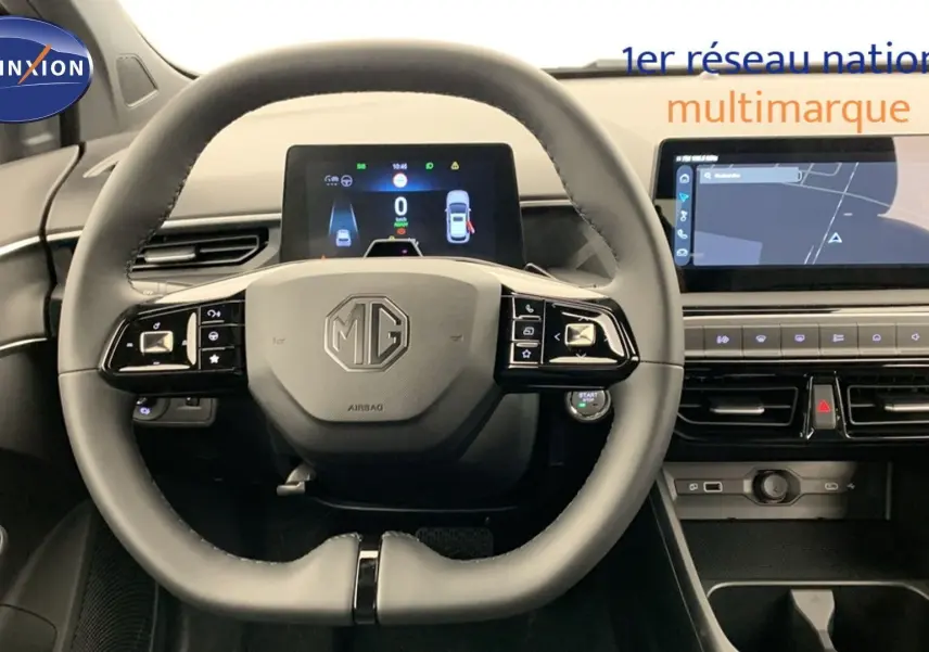 Vue intérieure centrée sur le volant en cuir noir et les deux écrans numériques du tableau de bord du MG3 2026.