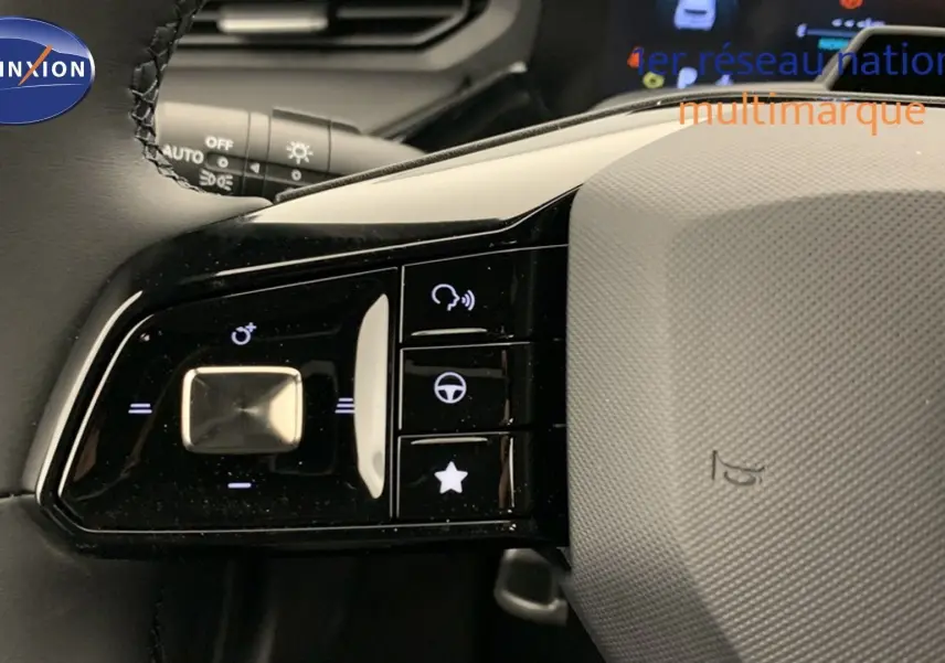 Gros plan sur les commandes au volant à gauche du MG3 1.5 L Hybrid+ 195 ch Luxury avec volant en cuir microfibre noir.