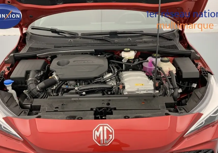 Vue avant du moteur hybride d'une MG3 1.5 L Hybrid+ Diamond Red avec capot ouvert en intérieur studio.