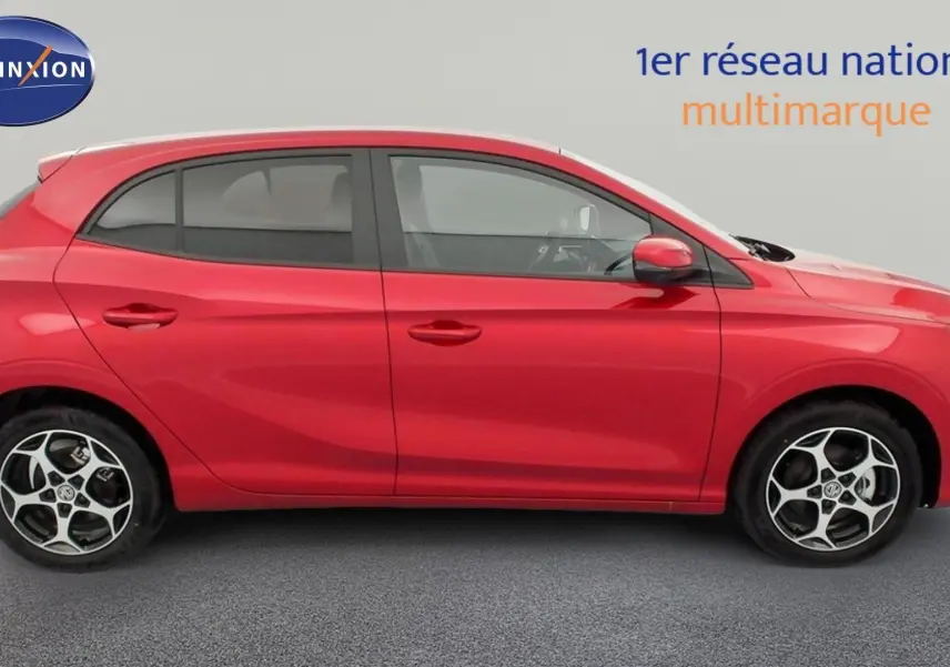 Profil côté gauche de la MG3 1.5 L Hybrid+ Luxury rouge Diamond avec jantes alliage 16 pouces et vitres surteintées.
