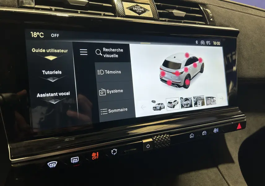 Écran tactile central du DS7 2024 montrant un menu d’aide utilisateur avec illustration d’un SUV blanc en vue arrière droite.