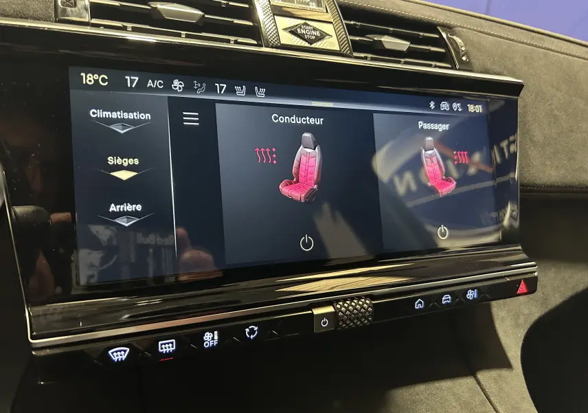 Écran tactile intérieur du DS7 2024 montrant la commande des sièges chauffants conducteur et passager.