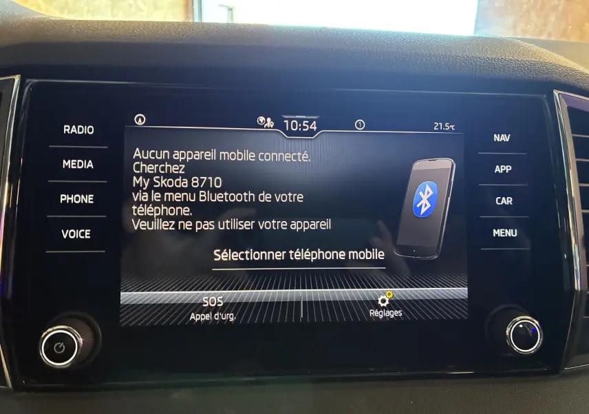 Écran tactile central du Skoda Karoq 2024 affichant le menu Bluetooth avec options radio, media et téléphone.
