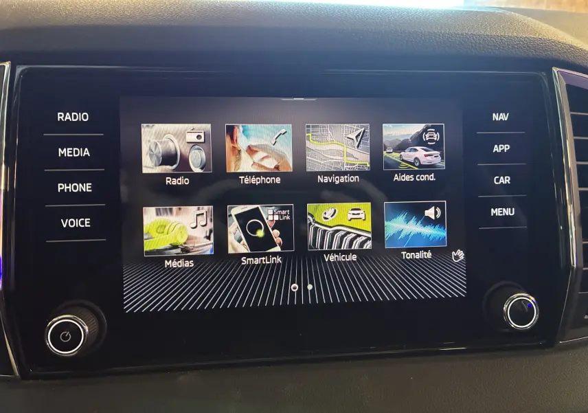 Écran tactile central du Skoda Karoq 2024 affichant le menu multimédia avec options radio, navigation et SmartLink.