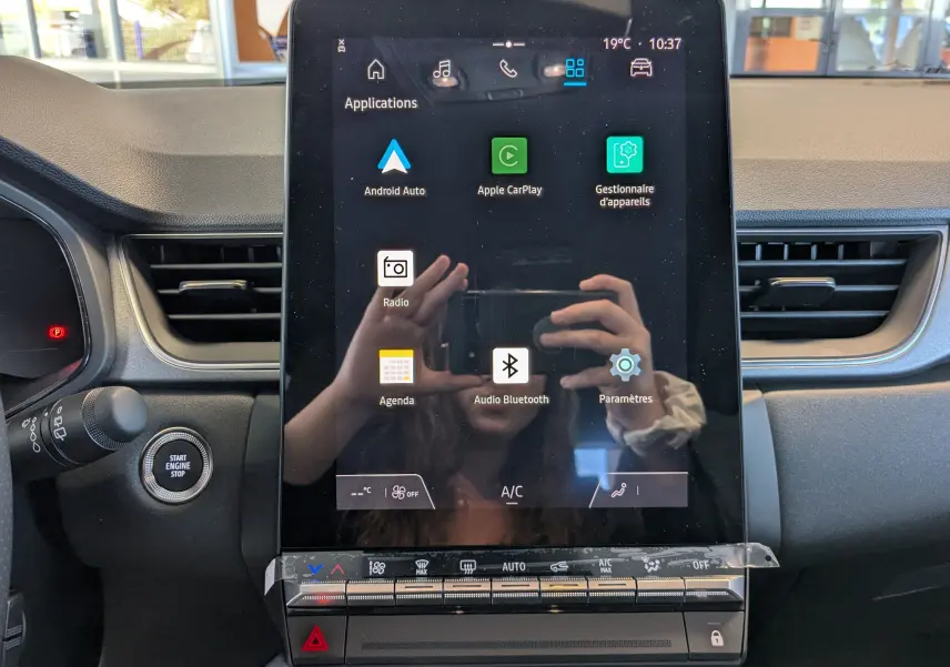 Écran tactile central vertical du Renault Captur 2025 affichant les applications Android Auto et Apple CarPlay.