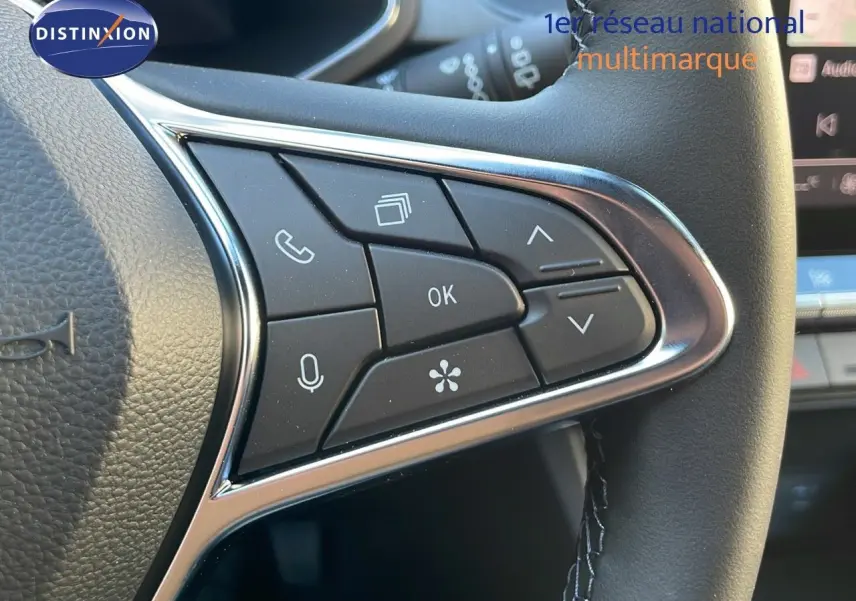 Gros plan sur les commandes multifonctions à droite du volant du Renault Captur E-Tech hybride 2025.