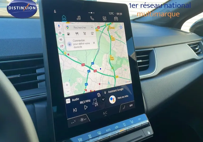 Vue intérieure du tableau de bord du Renault Captur E-Tech Hybrid 2025 avec écran tactile vertical affichant navigation et radio.