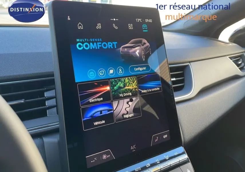 Écran tactile central du tableau de bord du Renault Captur E-Tech Hybrid 2025 affichant le mode Confort.