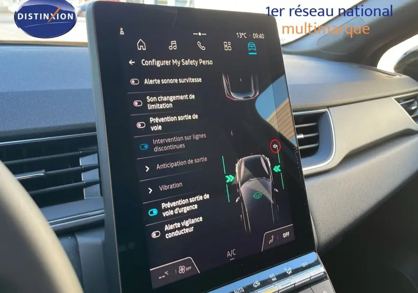 Écran tactile central du tableau de bord du Renault Captur E-Tech Hybrid 2025, avec menu de sécurité affiché.