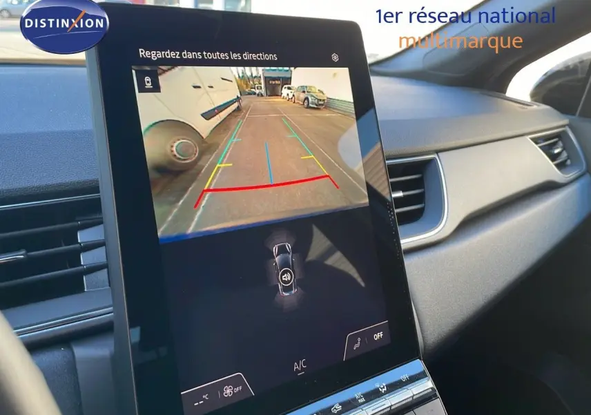 Écran tactile intérieur du Renault Captur E-Tech Hybrid 2025 affichant la caméra de recul et les commandes climatisation.