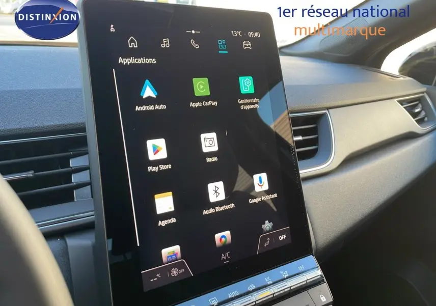 Écran tactile central du tableau de bord du Renault Captur E-Tech Hybrid 2025, avec interface multimédia Android Auto et Apple CarPlay.
