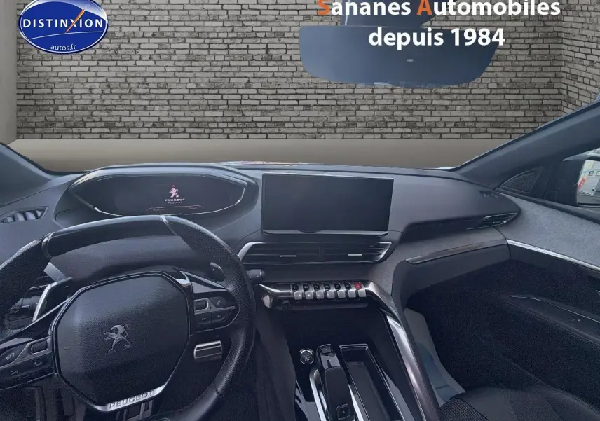 Vue intérieure avant du Peugeot 3008 GT Pack Black 2021, volant compact, écran tactile 10 pouces et tableau de bord numérique.