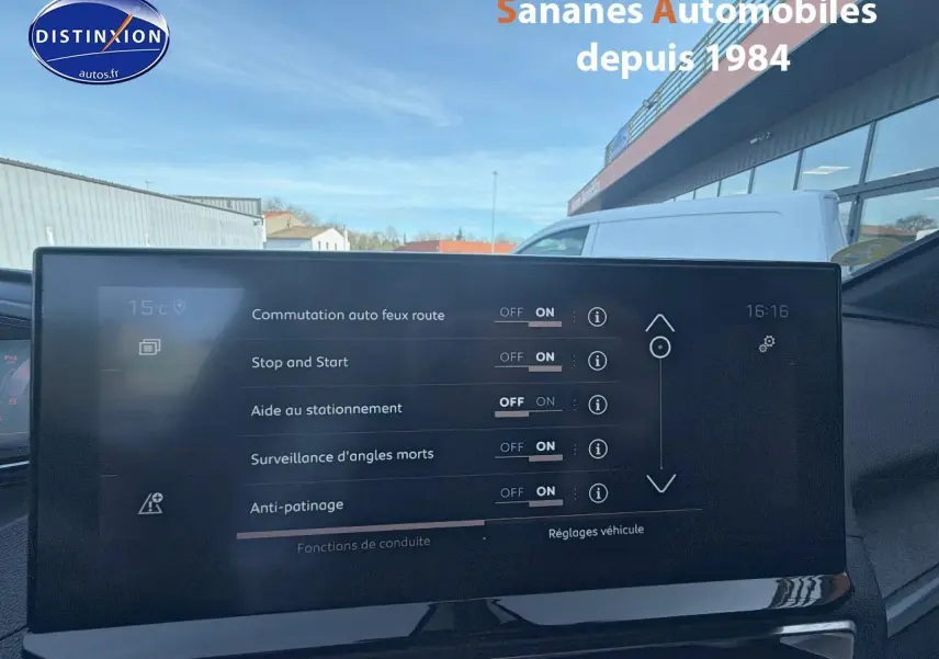 Écran tactile intérieur du Peugeot 3008 gris foncé affichant les réglages d’aides à la conduite.